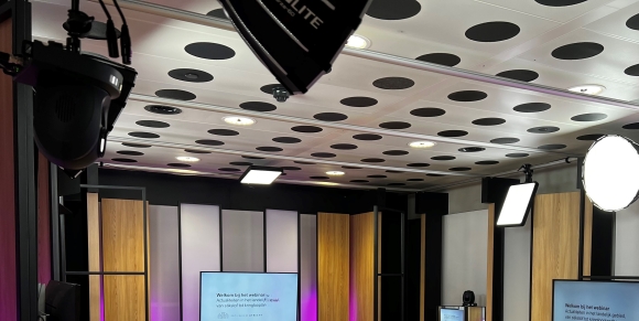 GetyourStudio lichtframesysteem met plafondverlichting in corporate videostudio voor optimale belichting.
